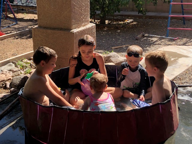 5 children in a small pool in the yard