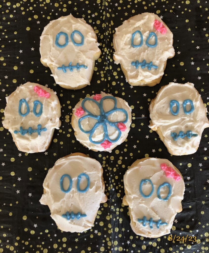 cookies decorated to look like skulls for the day of the dead